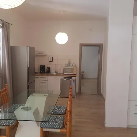 Antonija I Mateo, In The Center Of Σπλιτ