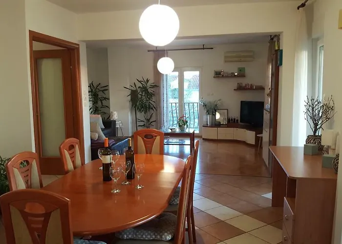 Antonija I Mateo, In The Center Of Apartment Split